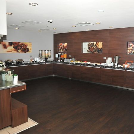 Hotel Ramada Pitesti Bagian luar foto