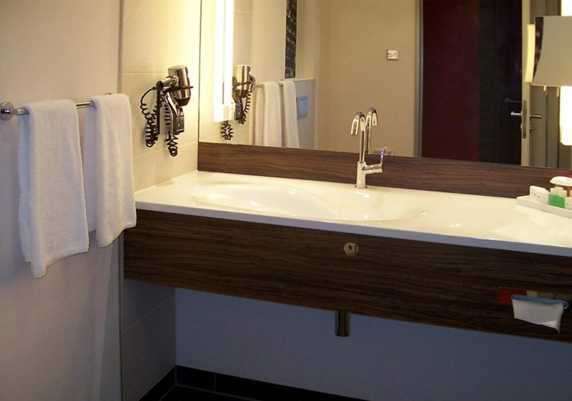 Hotel Ramada Pitesti Bagian luar foto
