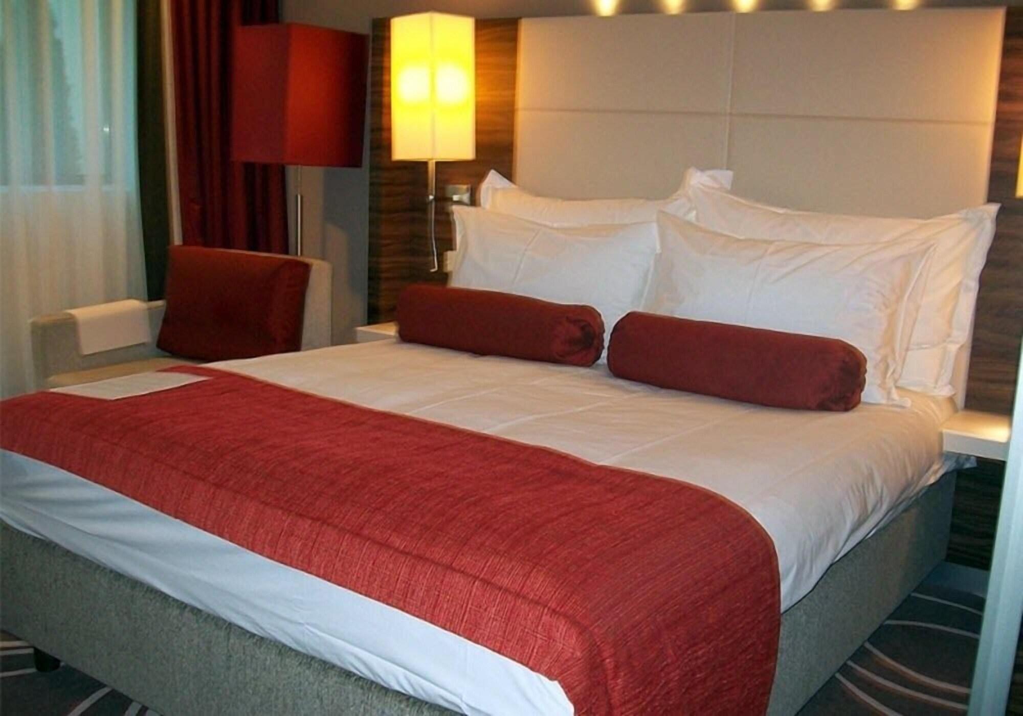 Hotel Ramada Pitesti Bagian luar foto