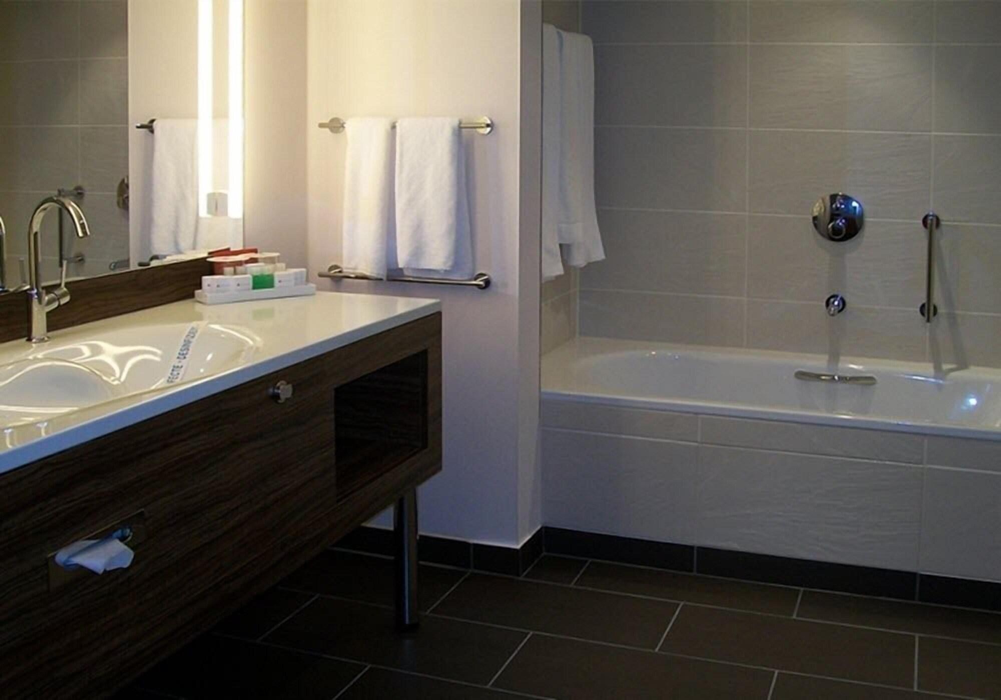 Hotel Ramada Pitesti Bagian luar foto