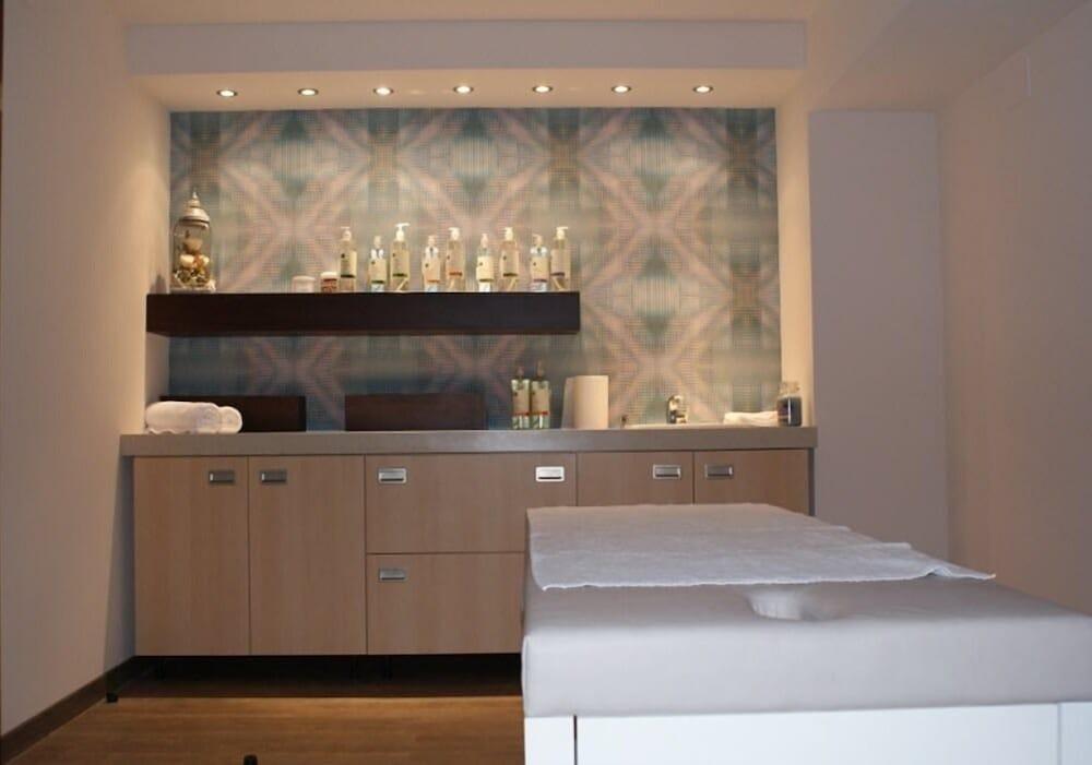 Hotel Ramada Pitesti Bagian luar foto
