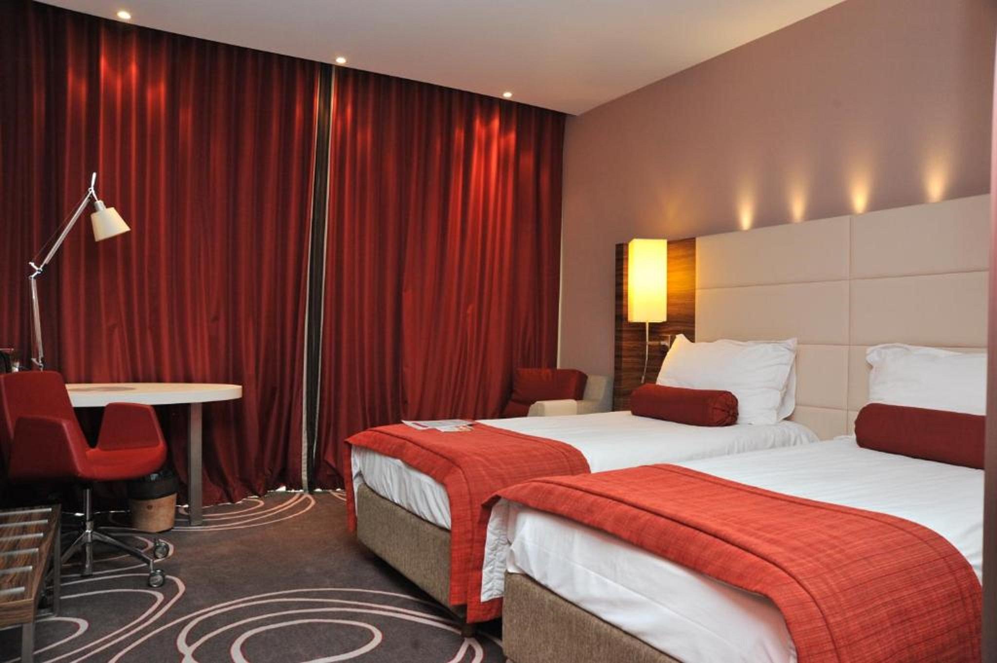 Hotel Ramada Pitesti Bagian luar foto