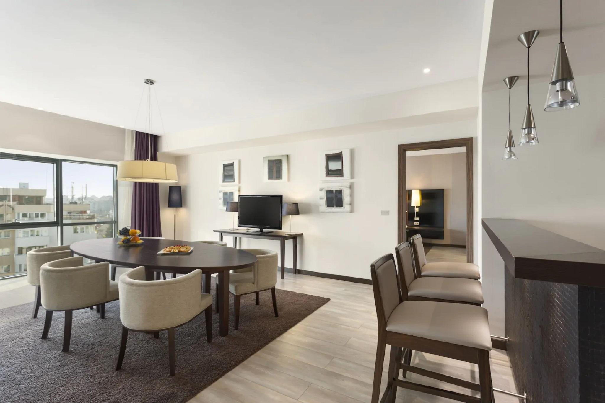 Hotel Ramada Pitesti Bagian luar foto