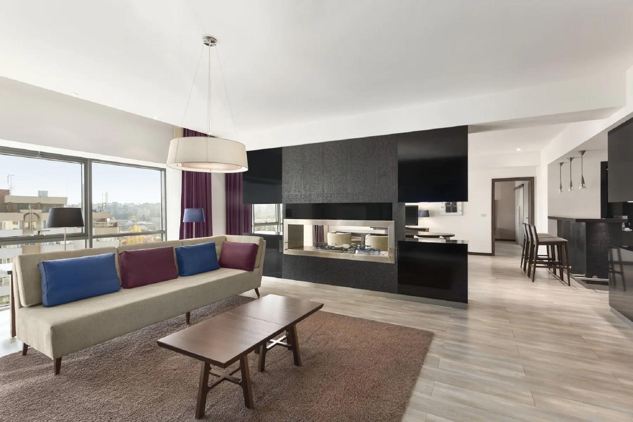 Hotel Ramada Pitesti Bagian luar foto