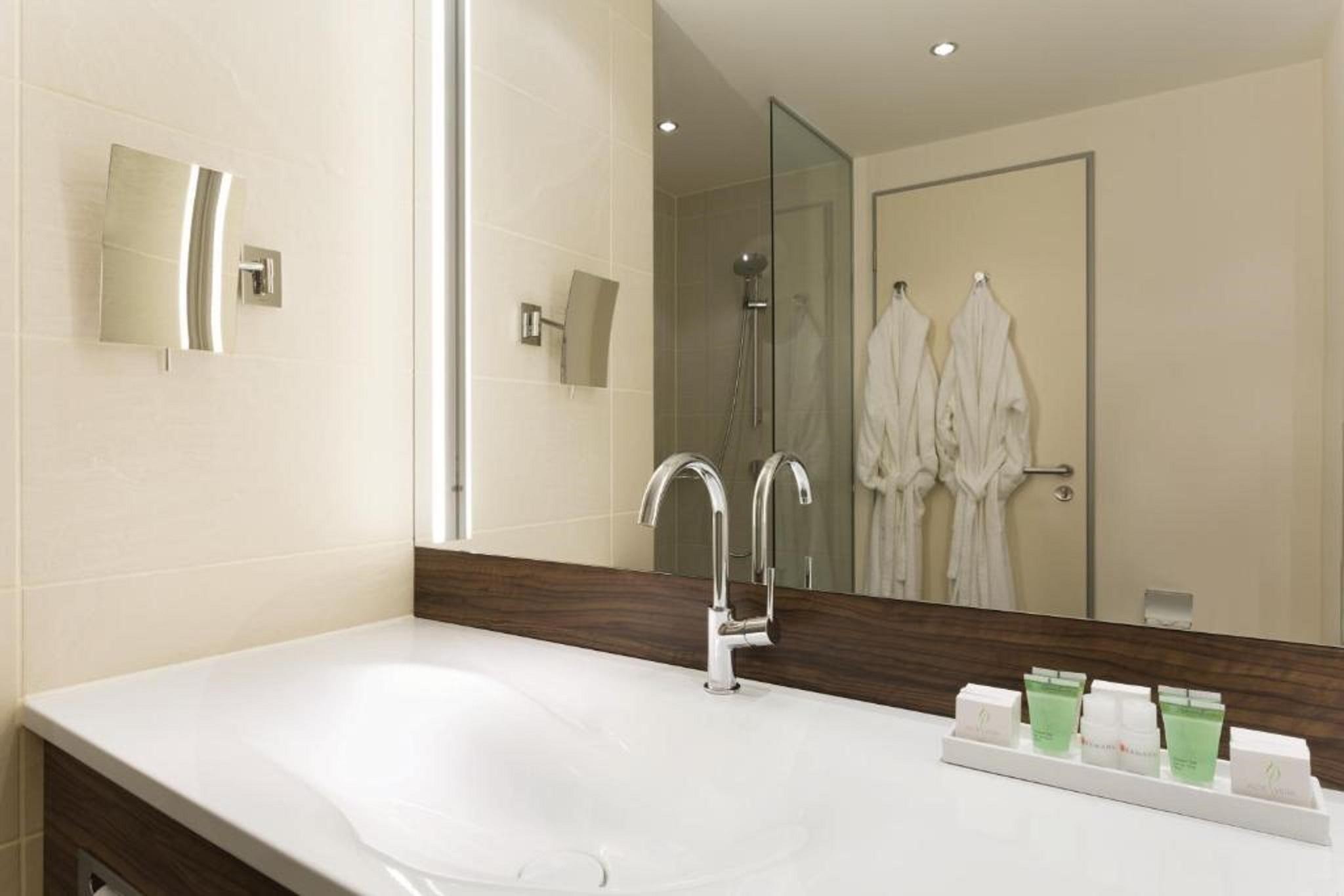 Hotel Ramada Pitesti Bagian luar foto