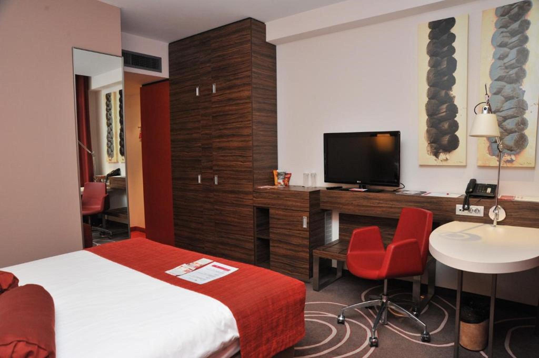 Hotel Ramada Pitesti Bagian luar foto