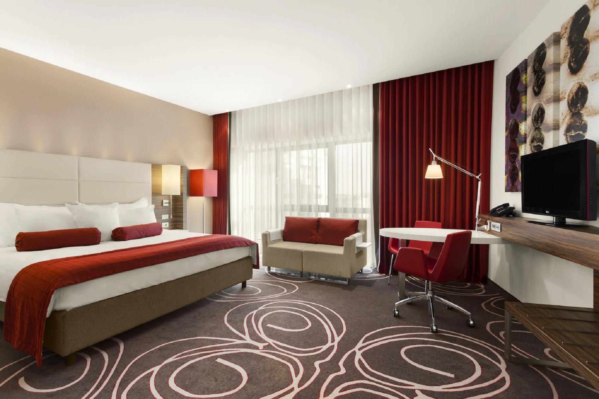 Hotel Ramada Pitesti Bagian luar foto