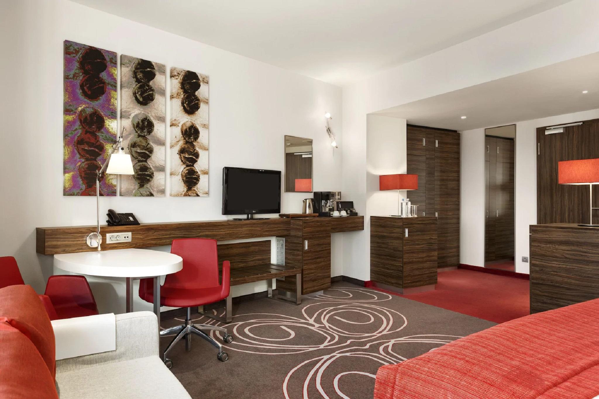 Hotel Ramada Pitesti Bagian luar foto