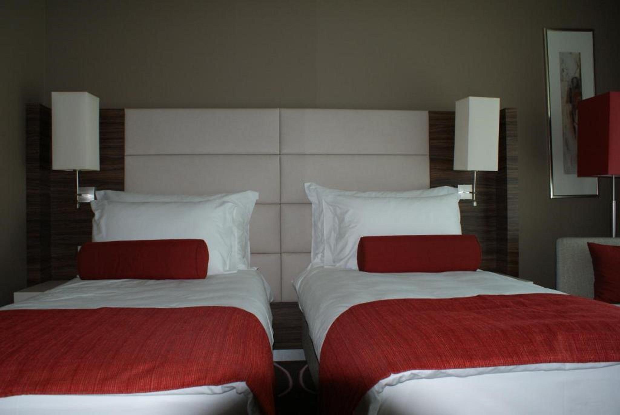Hotel Ramada Pitesti Bagian luar foto