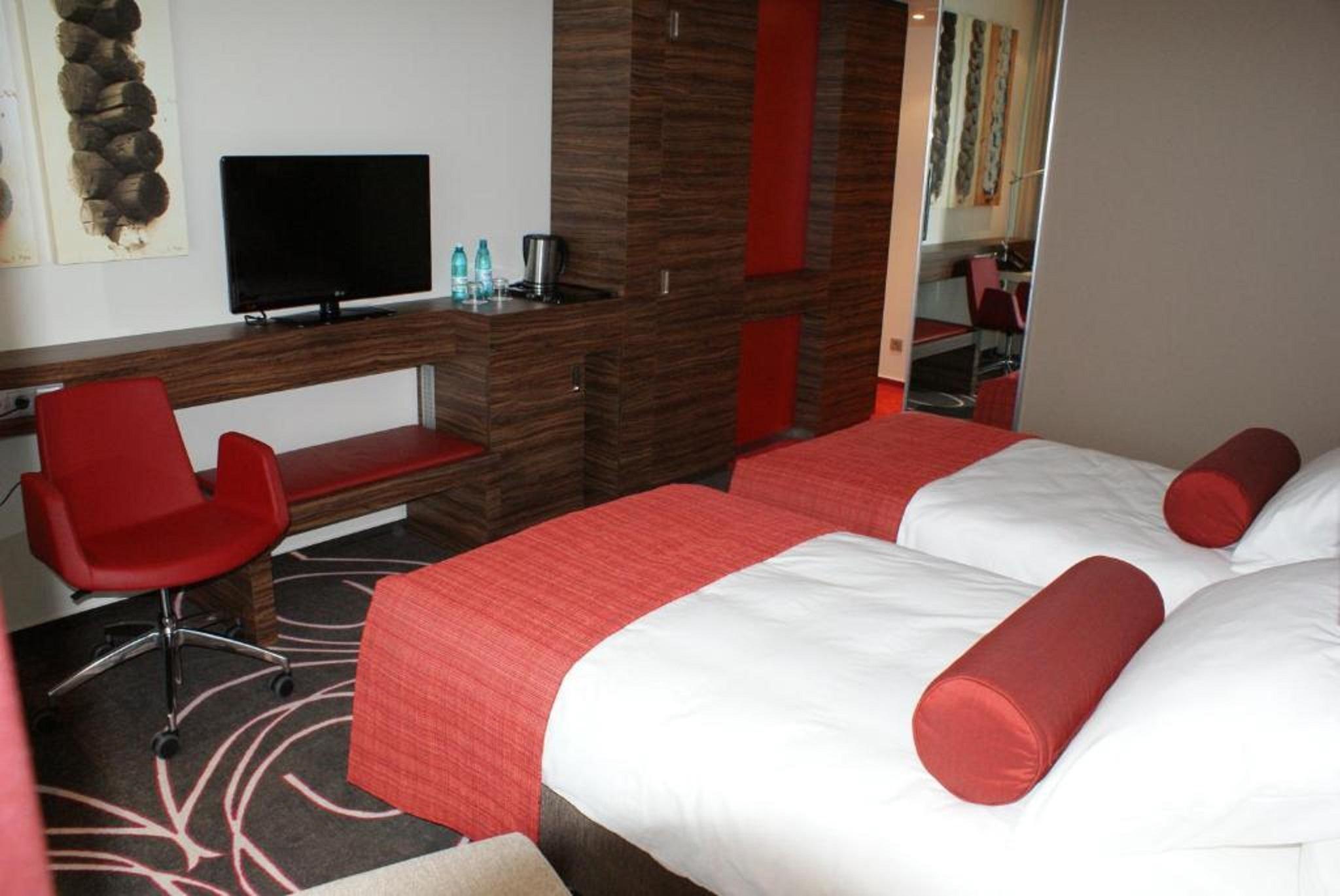 Hotel Ramada Pitesti Bagian luar foto