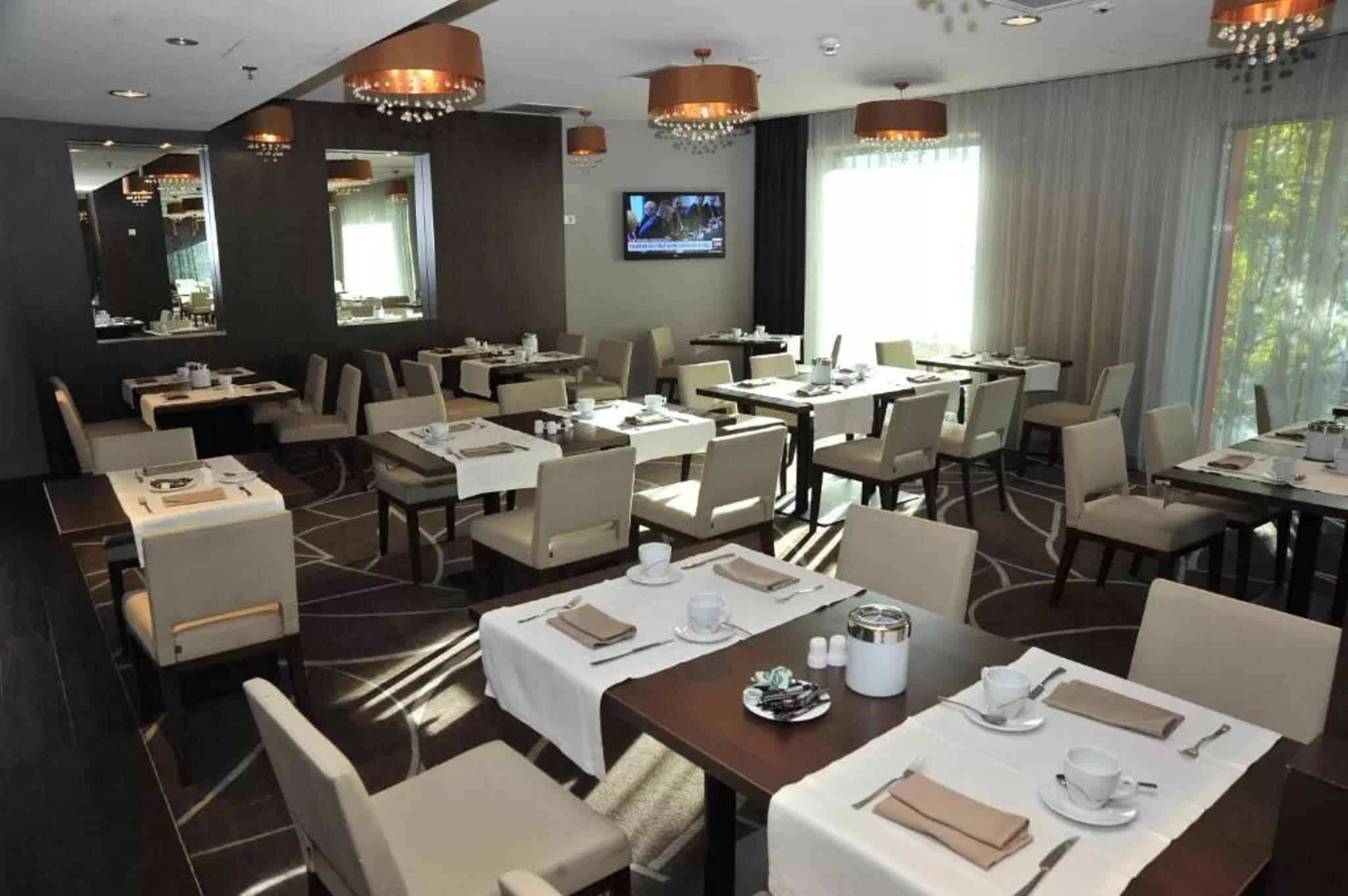 Hotel Ramada Pitesti Bagian luar foto
