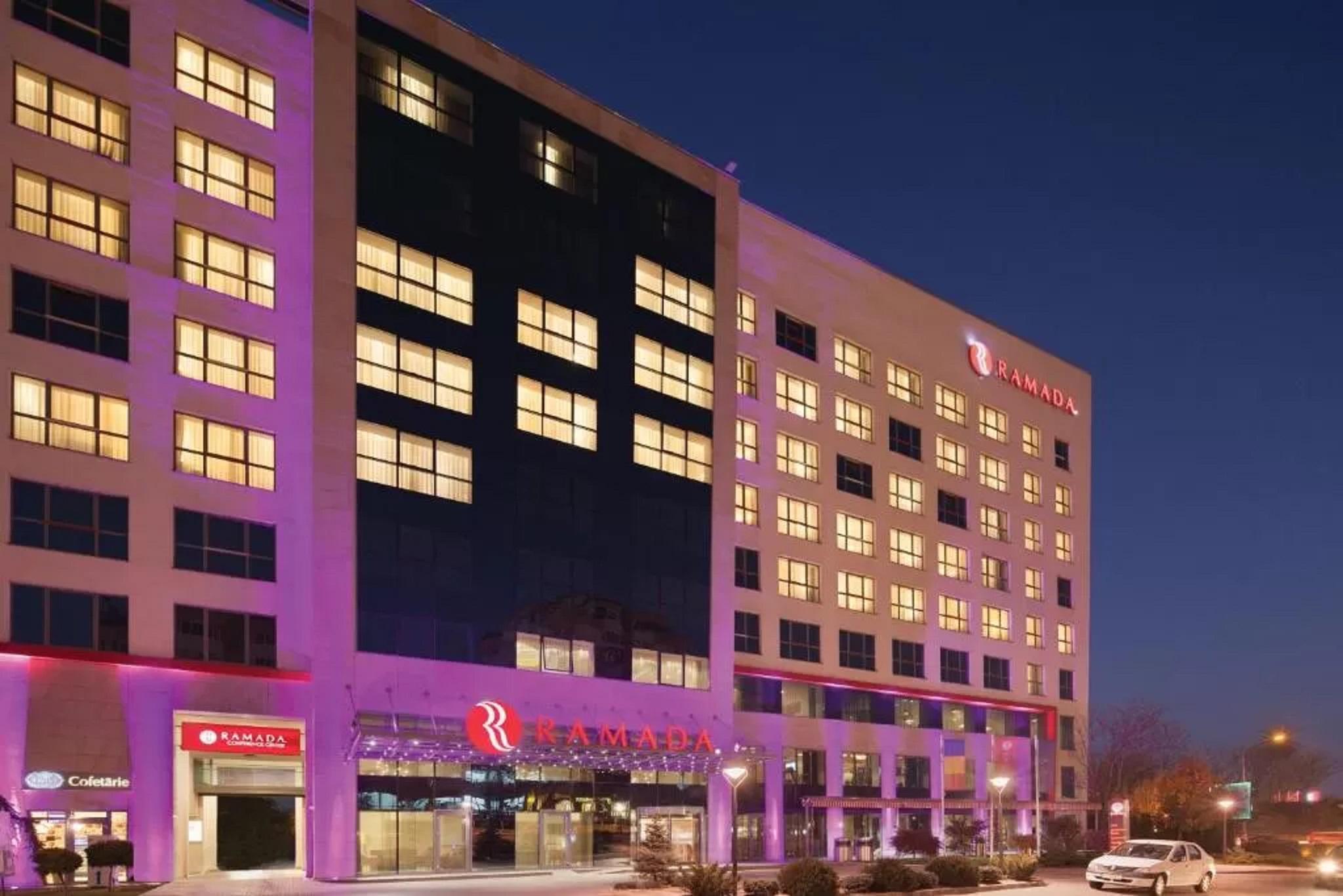 Hotel Ramada Pitesti Bagian luar foto