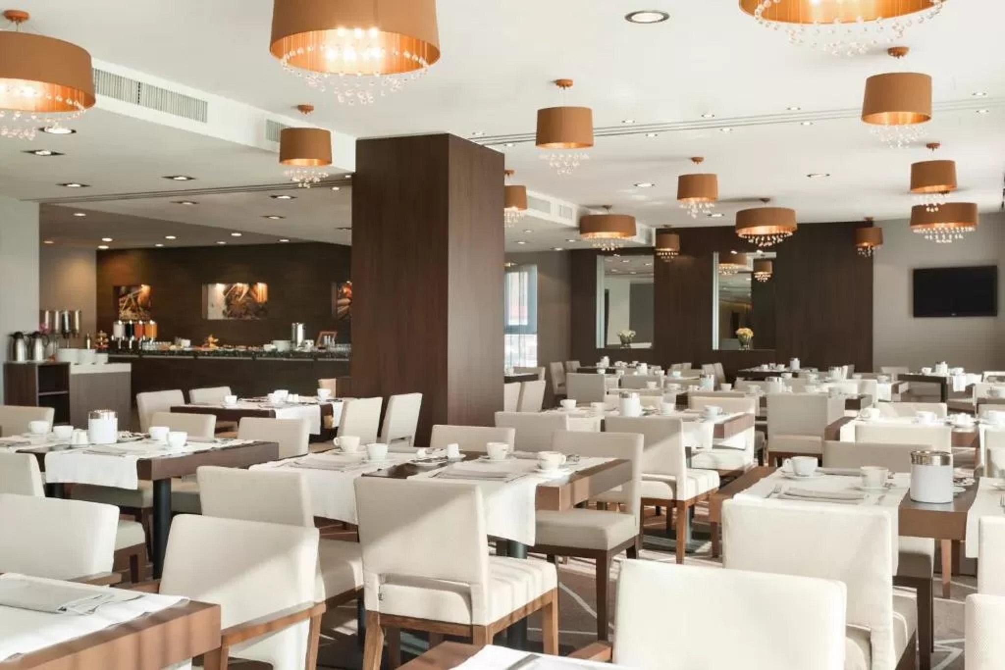 Hotel Ramada Pitesti Bagian luar foto