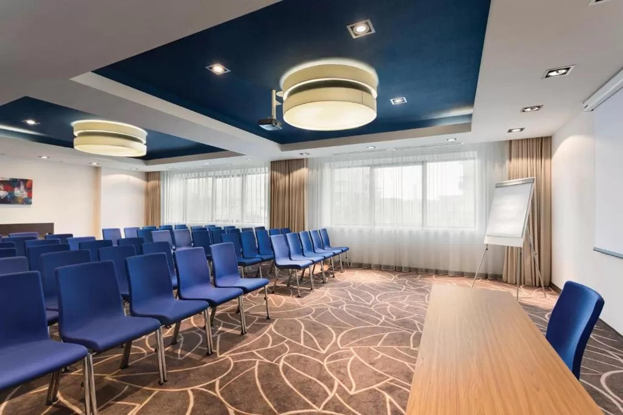 Hotel Ramada Pitesti Bagian luar foto