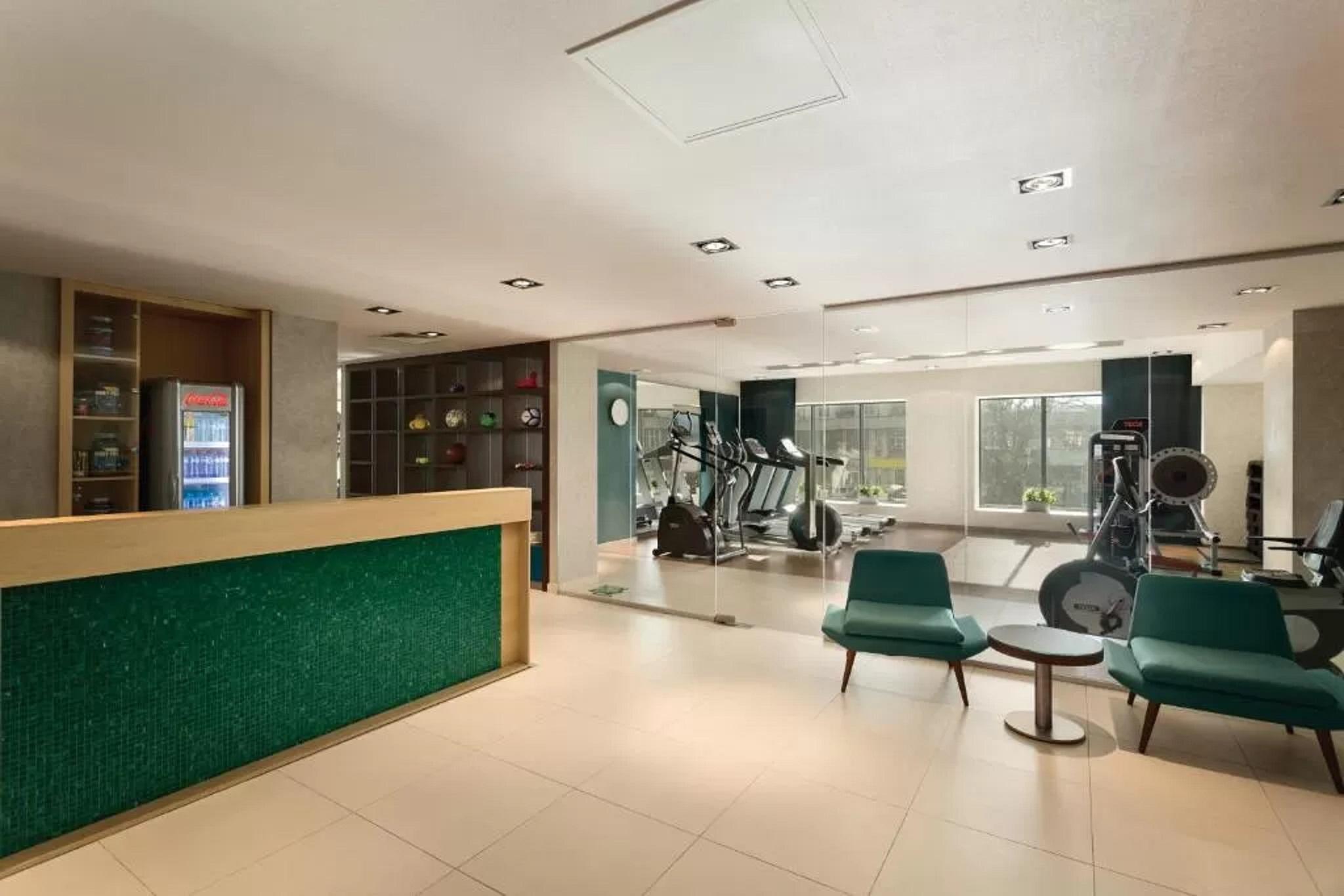 Hotel Ramada Pitesti Bagian luar foto