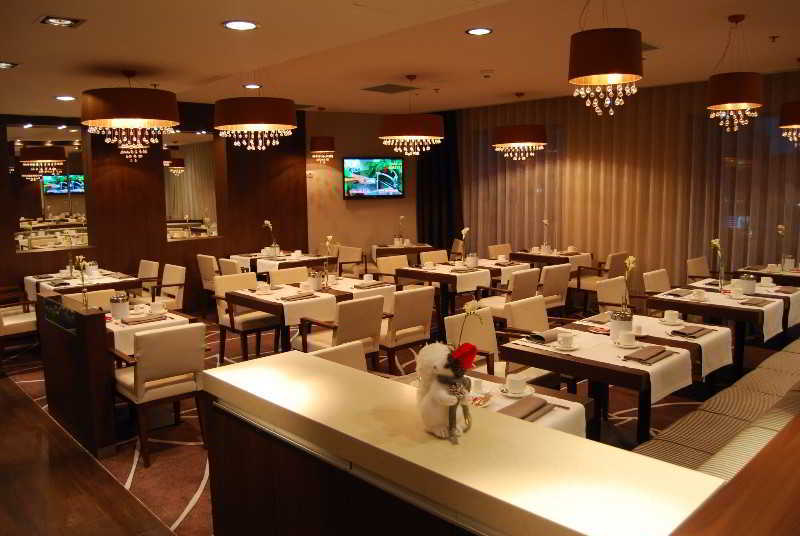 Hotel Ramada Pitesti Bagian luar foto