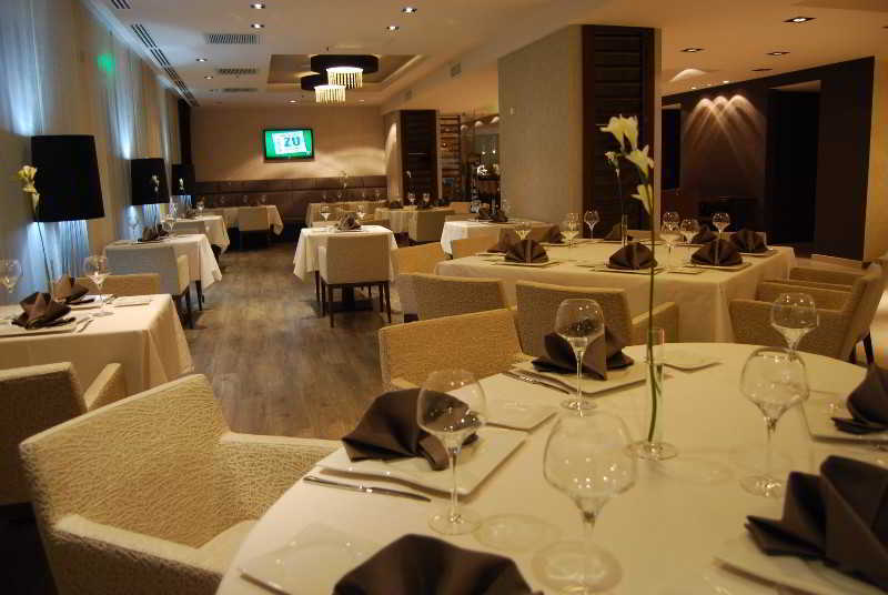 Hotel Ramada Pitesti Bagian luar foto