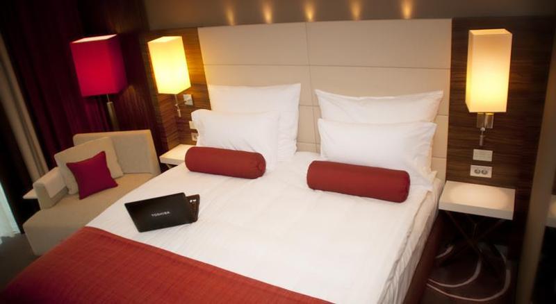 Hotel Ramada Pitesti Bagian luar foto