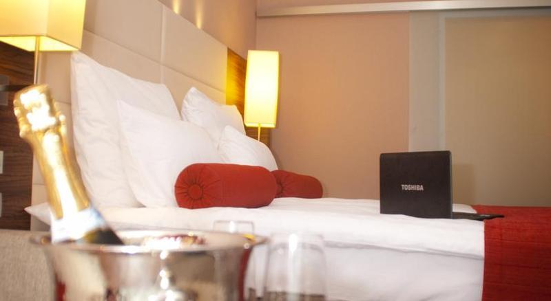 Hotel Ramada Pitesti Bagian luar foto