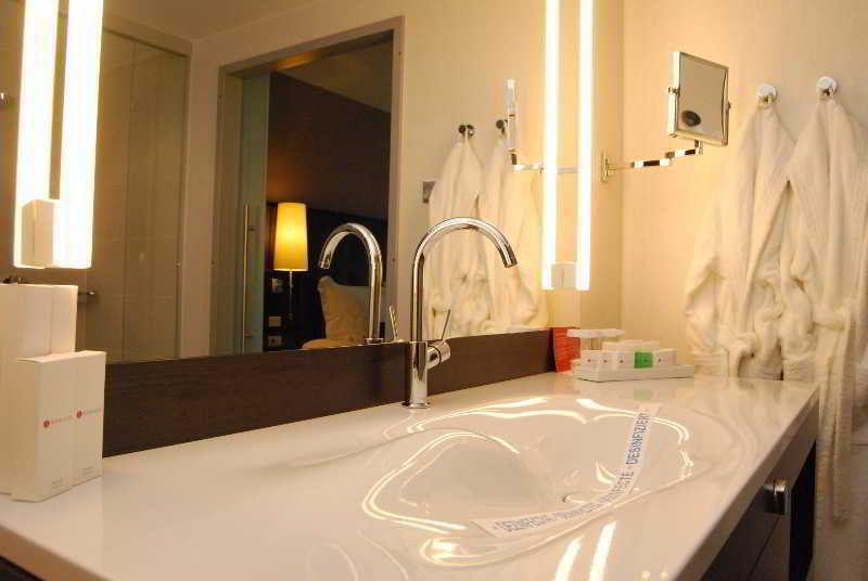 Hotel Ramada Pitesti Bagian luar foto