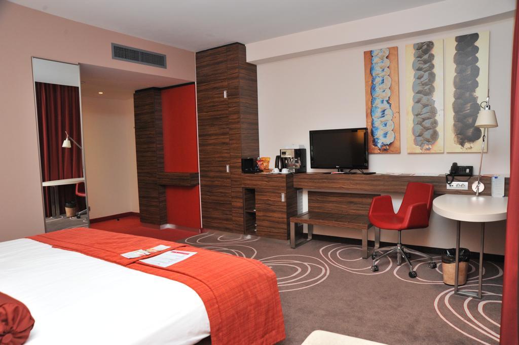 Hotel Ramada Pitesti Bagian luar foto