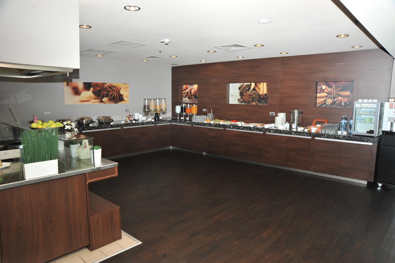 Hotel Ramada Pitesti Bagian luar foto