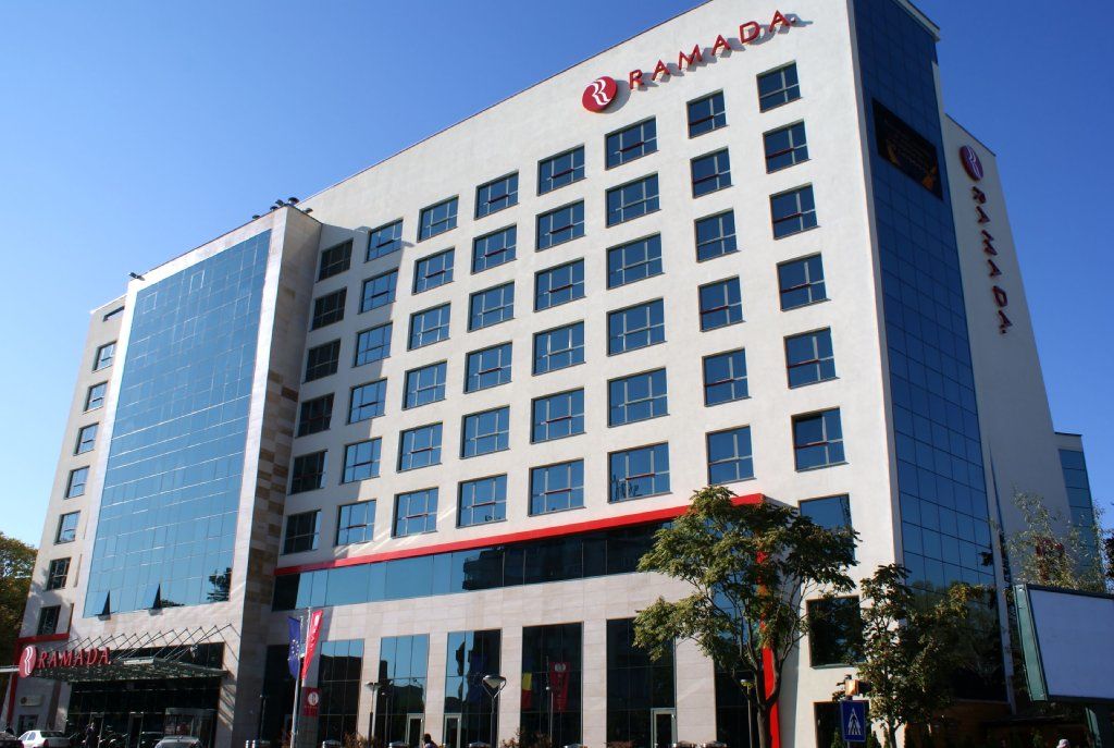 Hotel Ramada Pitesti Bagian luar foto