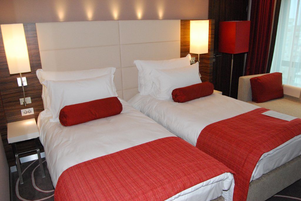 Hotel Ramada Pitesti Bagian luar foto