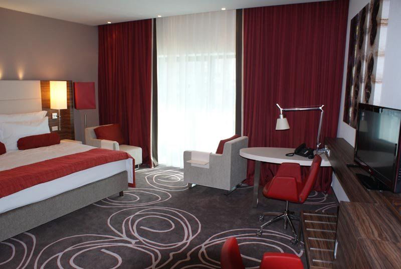 Hotel Ramada Pitesti Bagian luar foto