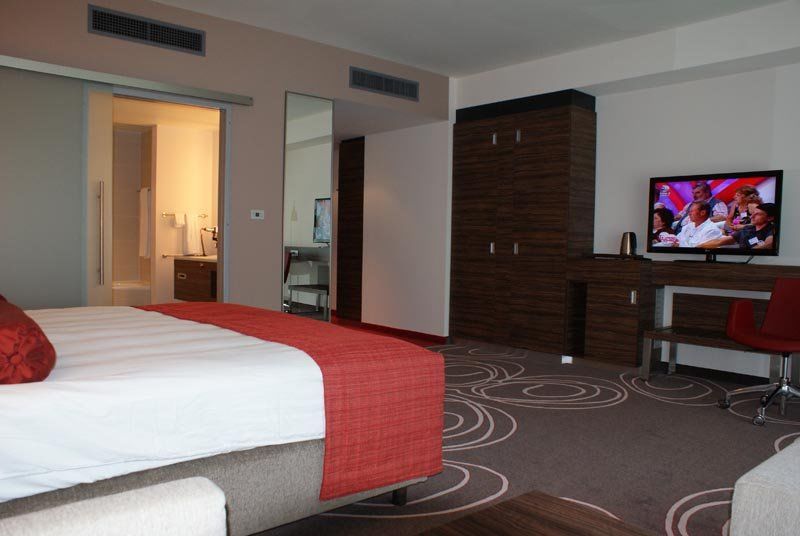 Hotel Ramada Pitesti Bagian luar foto