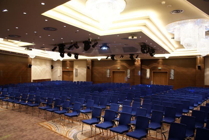 Hotel Ramada Pitesti Bagian luar foto