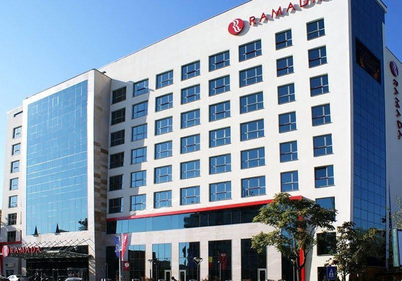 Hotel Ramada Pitesti Bagian luar foto