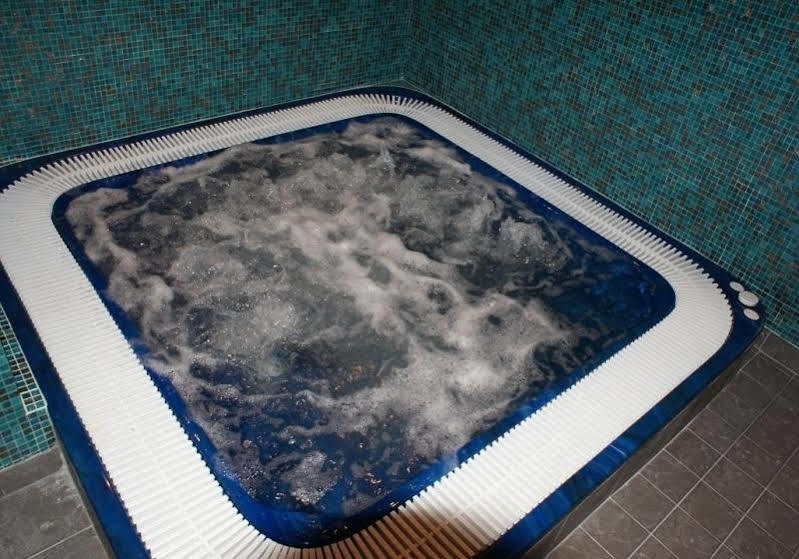 Hotel Ramada Pitesti Bagian luar foto