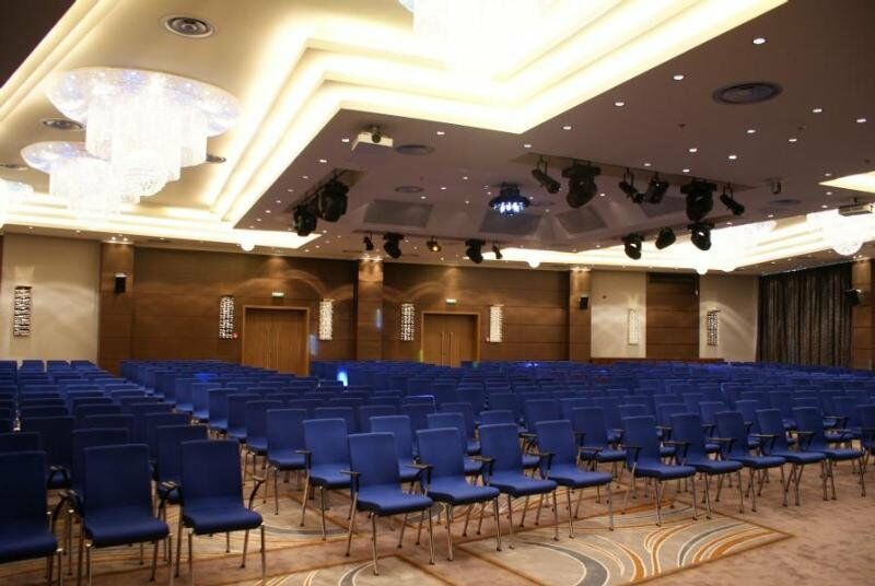 Hotel Ramada Pitesti Bagian luar foto