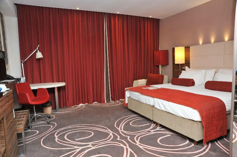 Hotel Ramada Pitesti Bagian luar foto
