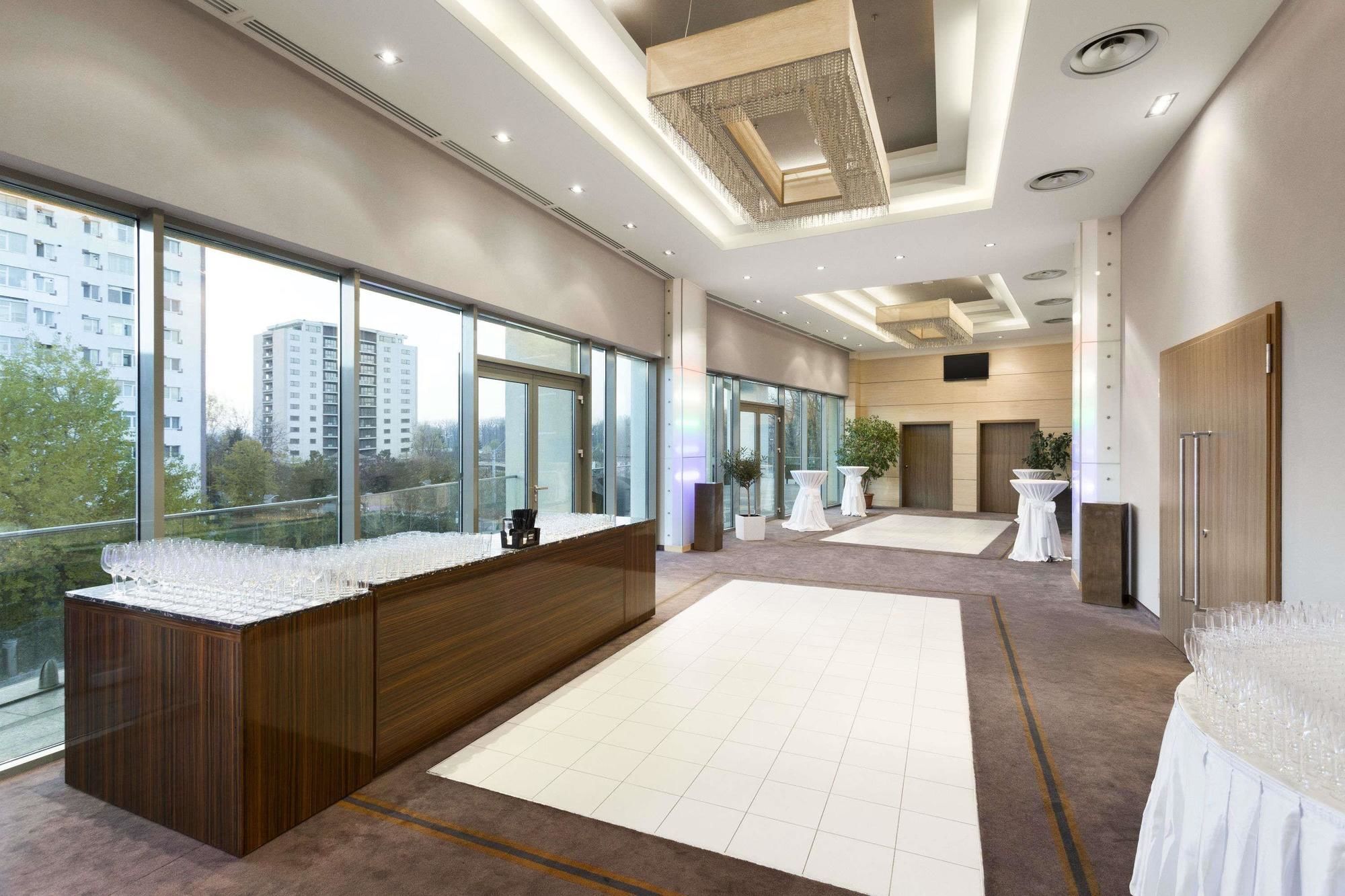 Hotel Ramada Pitesti Bagian luar foto