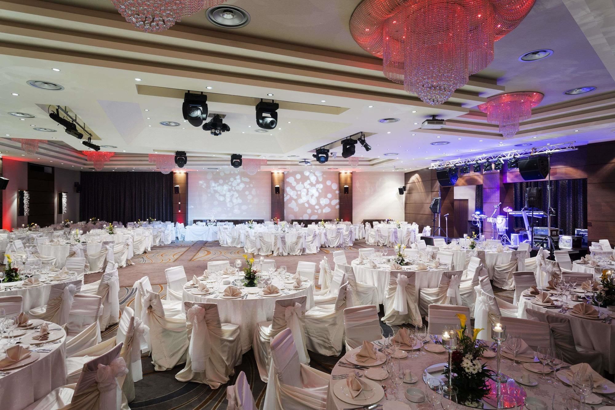 Hotel Ramada Pitesti Bagian luar foto