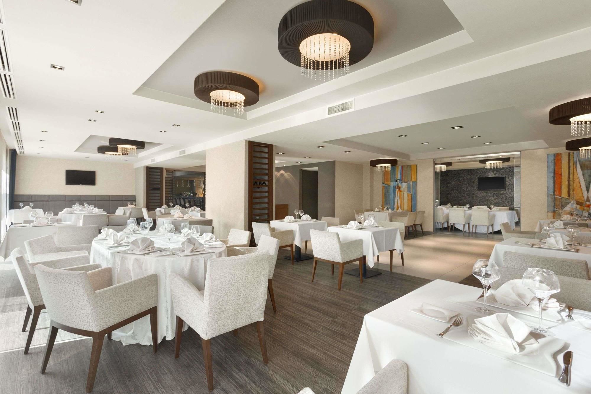 Hotel Ramada Pitesti Bagian luar foto
