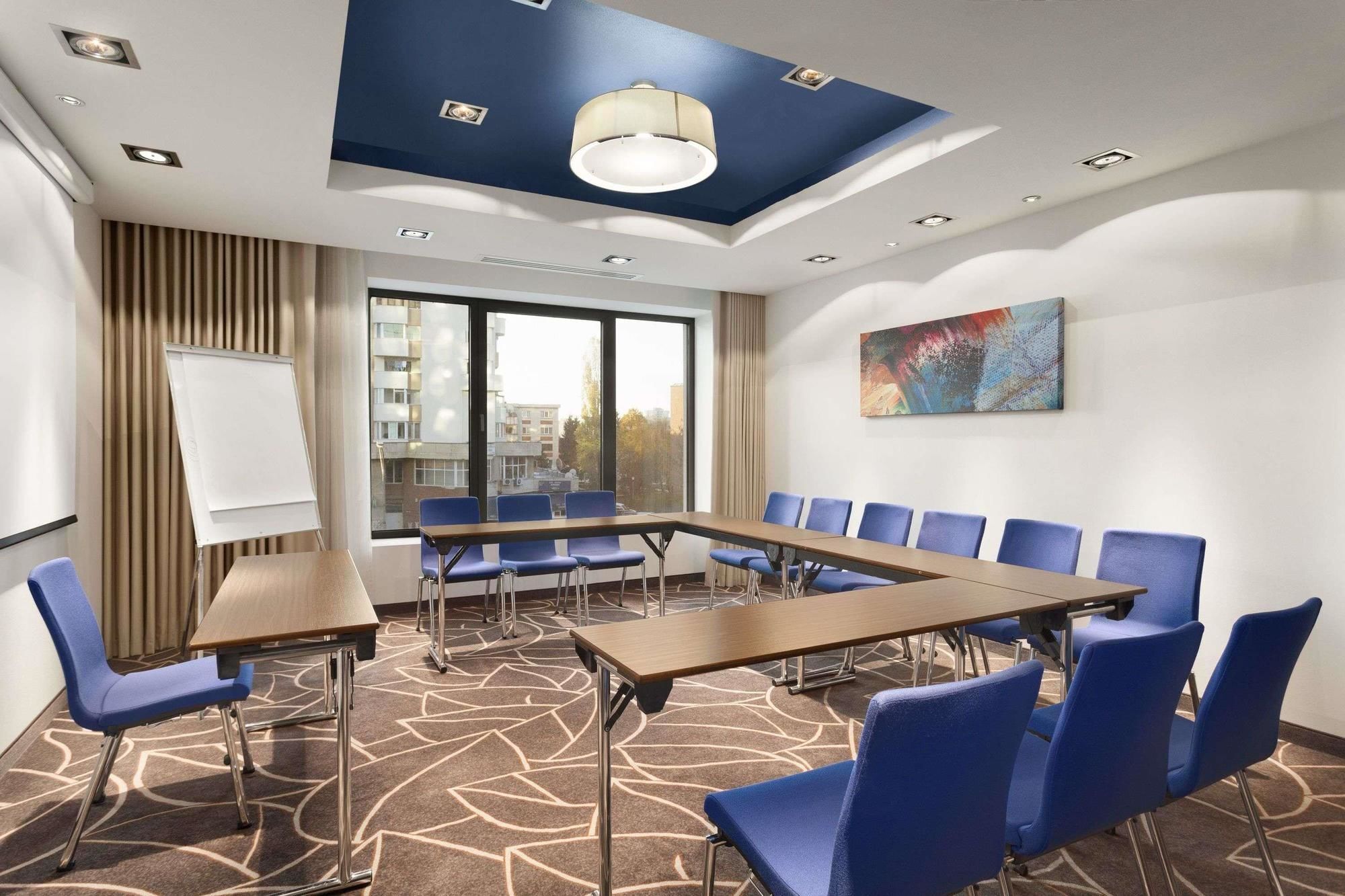 Hotel Ramada Pitesti Bagian luar foto