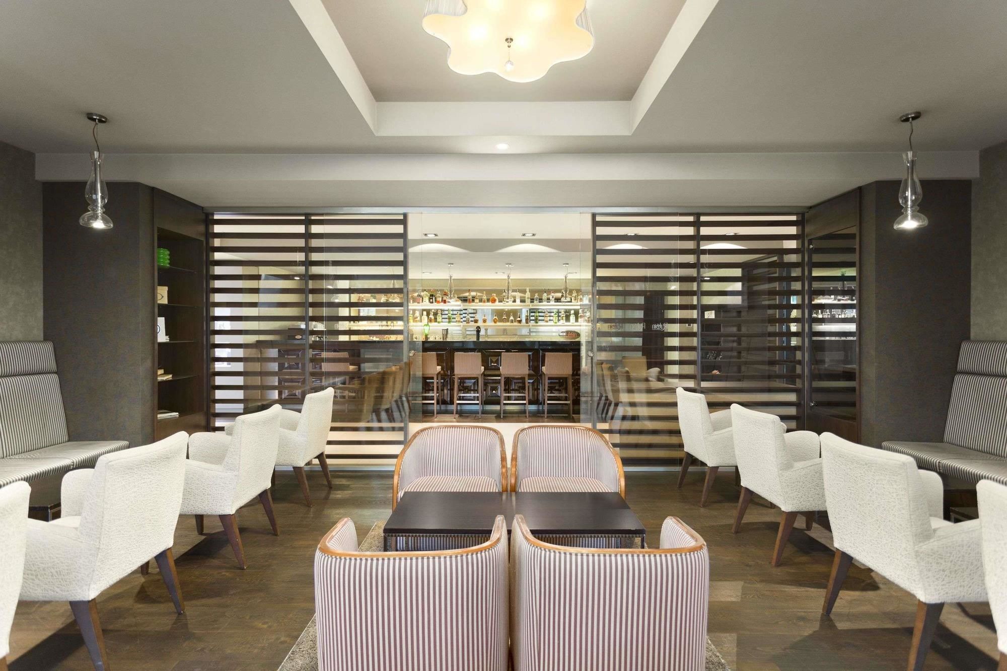 Hotel Ramada Pitesti Bagian luar foto